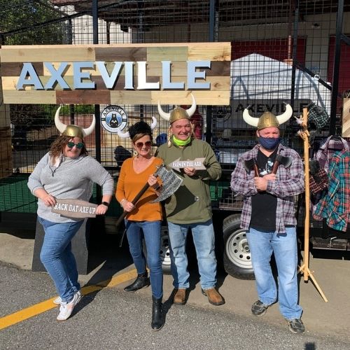 Groupe of people that just got out of axeville smiling
